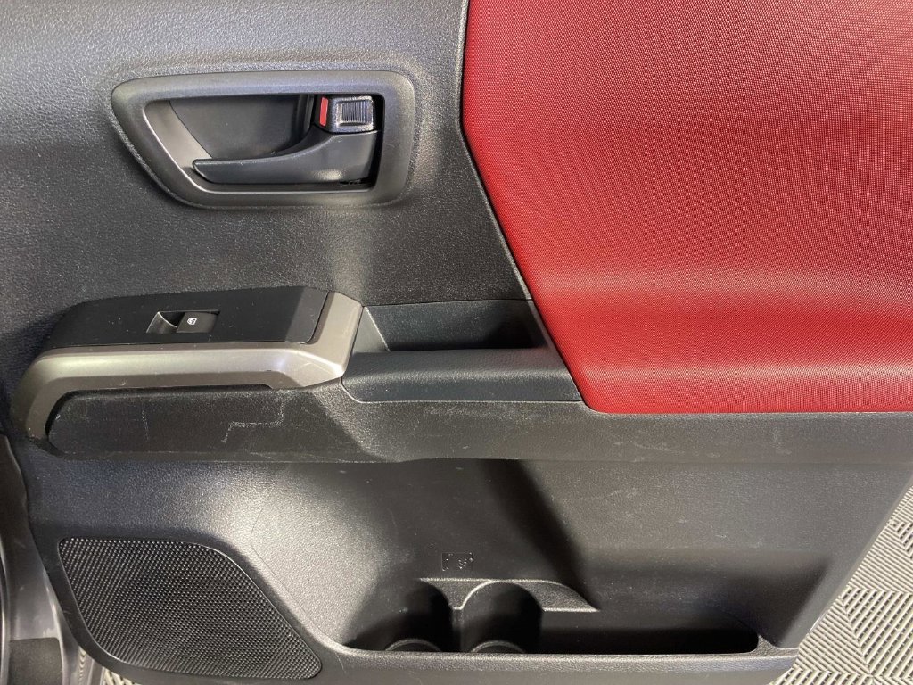 Used 2022 Toyota Tacoma SR5 AWD/4WD image 24