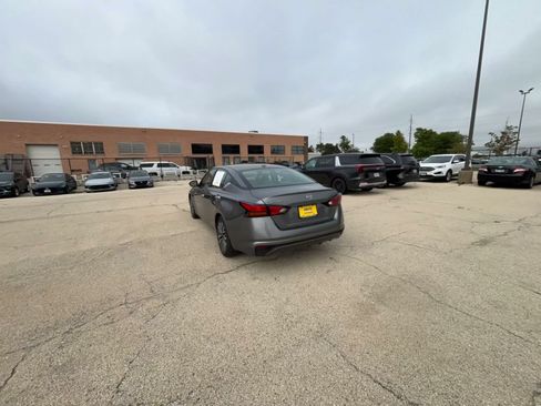 Used 2025 Nissan Altima 2.5 SV FWD image 10