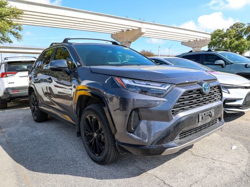 Used 2024 Toyota RAV4 SE w/ Convenience Package image 6