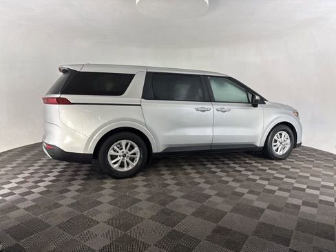 Used 2023 Kia Carnival LX image 8