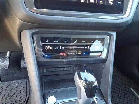 Used 2023 Volkswagen Tiguan SE image 11