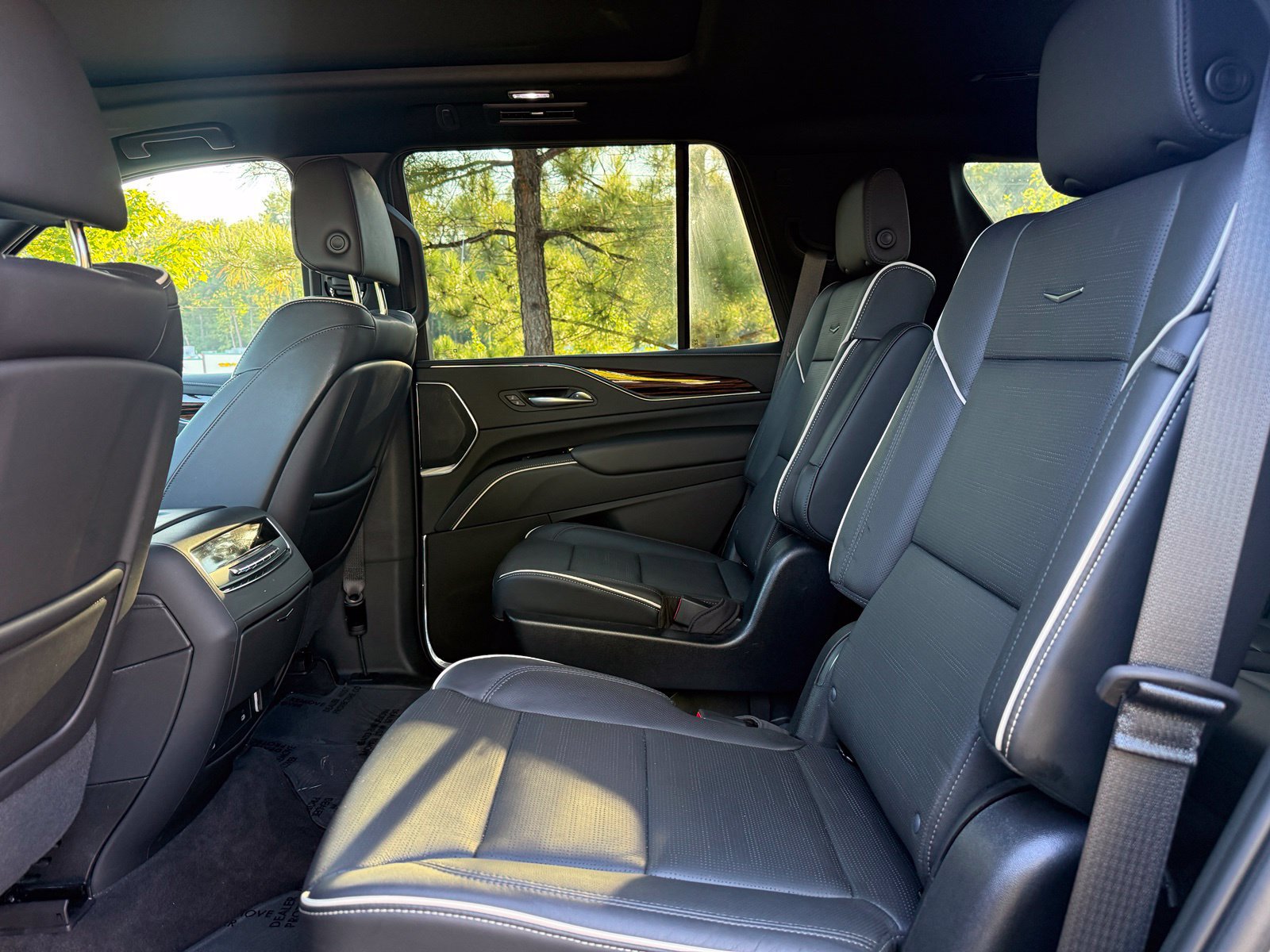 Used 2022 Cadillac Escalade Premium Luxury AWD/4WD image 38