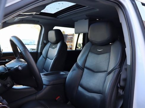 Used 2019 Cadillac Escalade Premium Luxury image 4