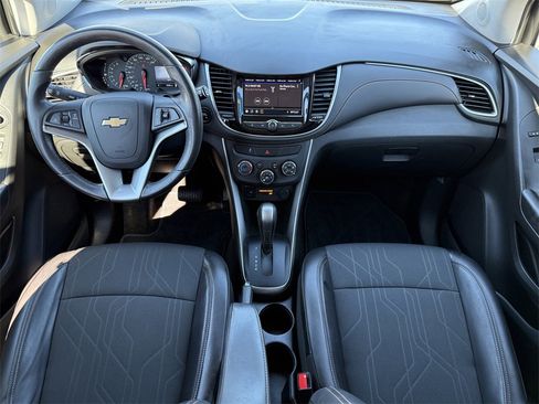Used 2022 Chevrolet Trax LT w/ LT Convenience Package image 12