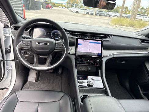 Used 2025 Jeep Grand Cherokee Limited w/ Black Appearance Package image 19