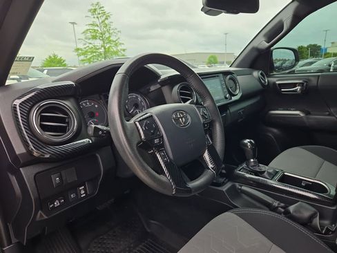 Used 2020 Toyota Tacoma TRD Sport w/ Technology Package AWD/4WD image 2