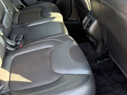 Used 2018 Jeep Cherokee Latitude Plus image 18