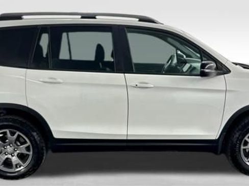Used 2025 Honda Passport TrailSport image 9