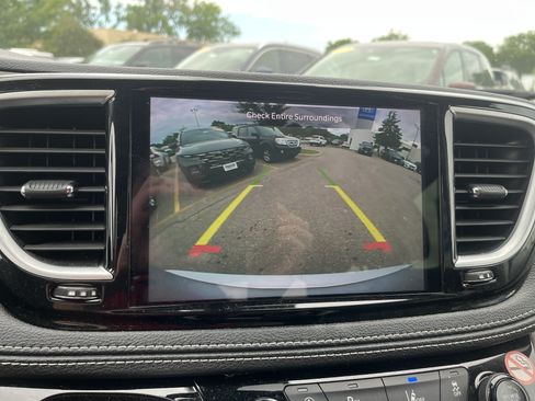 Used 2023 Chrysler Pacifica Limited FWD image 29