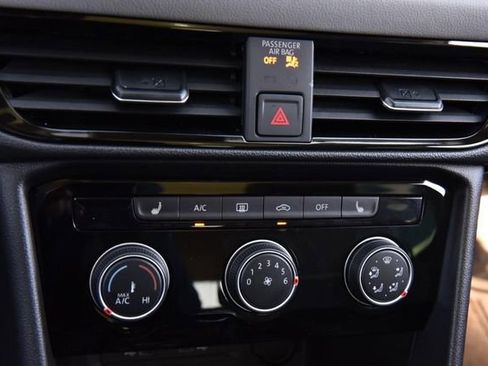 Used 2023 Volkswagen Taos SE w/ Panoramic Sunroof Package image 15