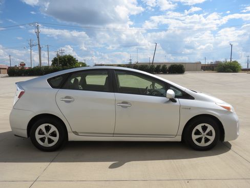 Used 2013 Toyota Prius Two FWD image 6