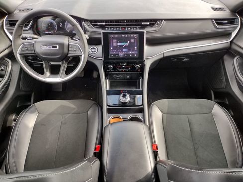 Used 2025 Jeep Grand Cherokee Altitude image 14