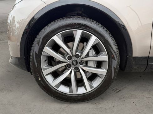 New 2026 Land Rover Discovery Dynamic SE image 9