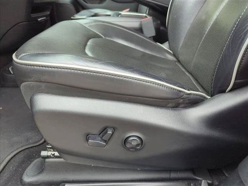Used 2019 Chrysler Pacifica Limited w/ Advanced Safetytec Group FWD image 13