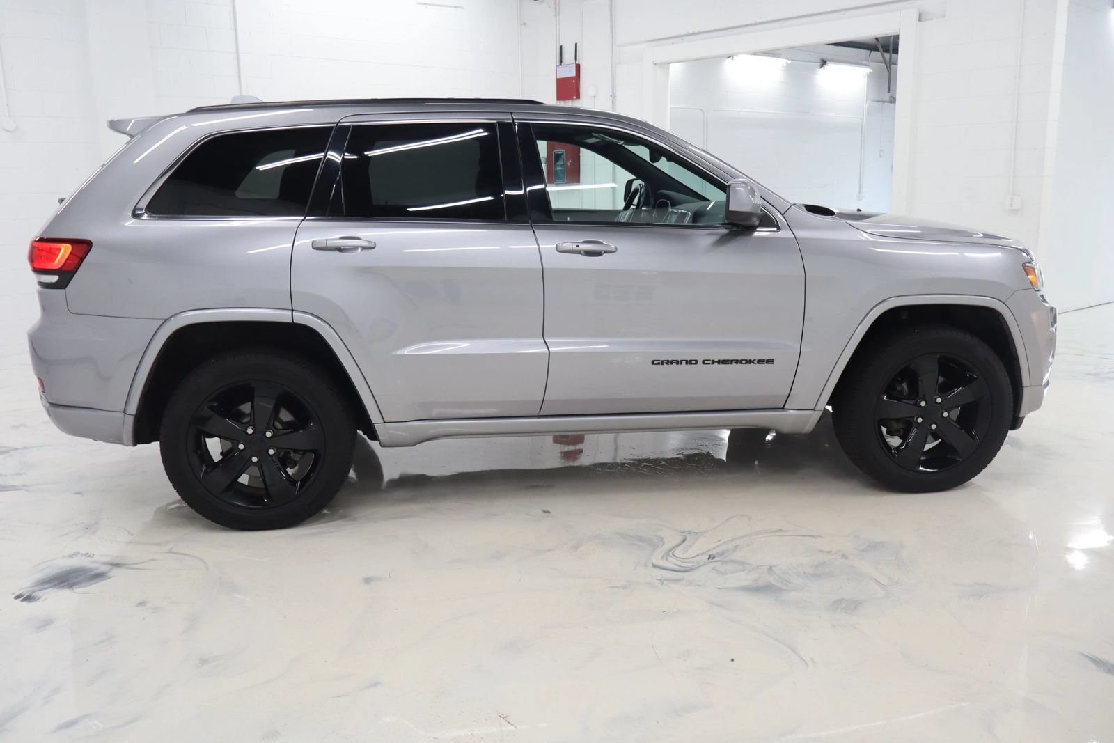 Used 2015 Jeep Grand Cherokee Altitude AWD/4WD image 10