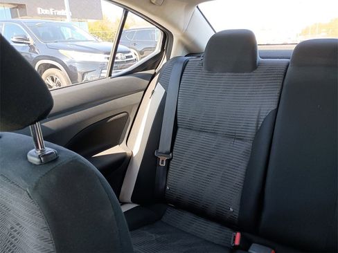 Used 2022 Nissan Versa SV image 12