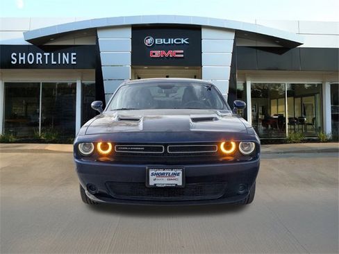 Used 2016 Dodge Challenger SXT image 9