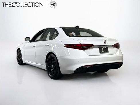 Used 2022 Alfa Romeo Giulia Ti RWD image 3
