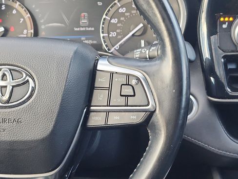 Used 2021 Toyota Highlander XLE AWD/4WD image 16