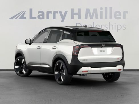 New 2026 Nissan Kicks SR w/ SR Premium Package FWD image 7