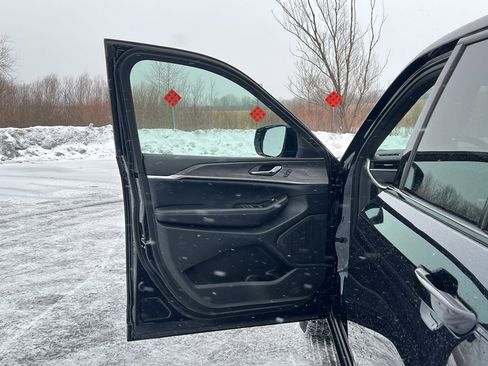 Used 2024 Jeep Grand Cherokee Limited w/ Black Appearance Package image 11