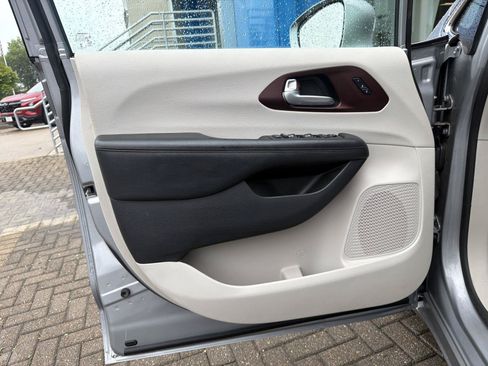 Used 2020 Chrysler Pacifica Limited w/ Advanced Safetytec Group FWD image 12