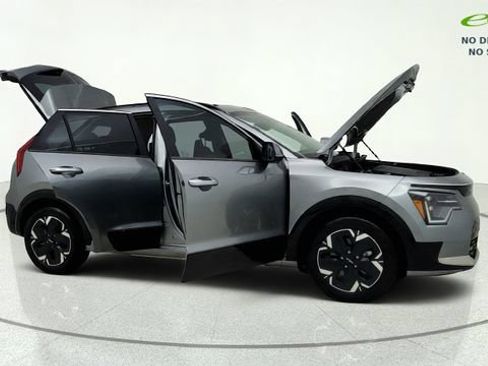 Used 2024 Kia Niro Wave w/ Wave Preserve Package FWD image 10