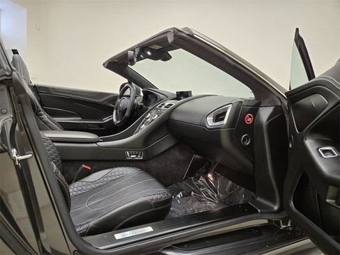 Used 2015 Aston Martin Vanquish Volante image 21