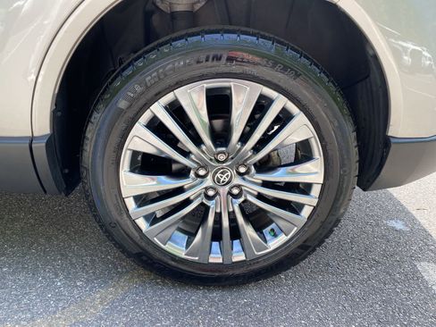 Used 2024 Toyota Venza Limited AWD/4WD image 13
