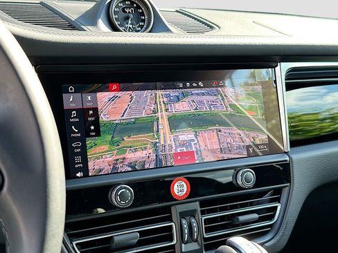 Certified 2026 Porsche Macan AWD/4WD image 16