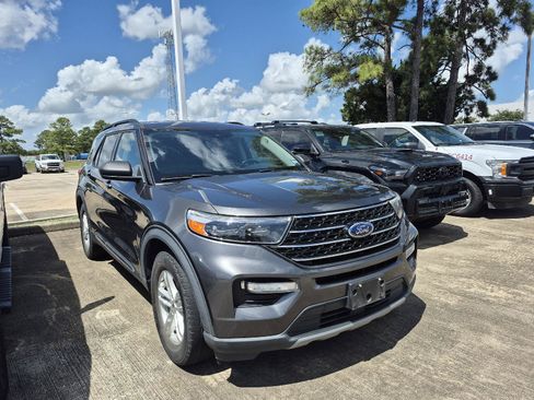 Used 2020 Ford Explorer XLT w/ Equipment Group 202A RWD image 12