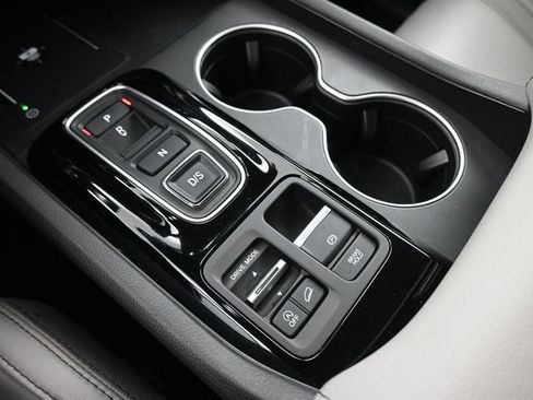 Certified 2023 Honda Pilot Touring image 4