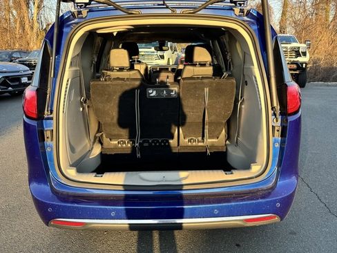 Used 2020 Chrysler Pacifica Touring-L image 10