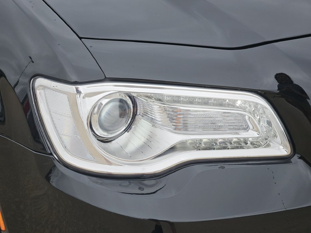 Used 2020 Chrysler 300 Touring w/ Chrome Appearance Package RWD image 9