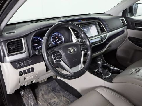 Used 2019 Toyota Highlander XLE AWD/4WD image 29