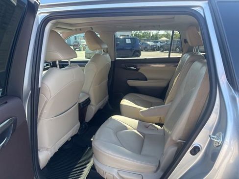 Used 2020 Toyota Highlander Platinum FWD image 21