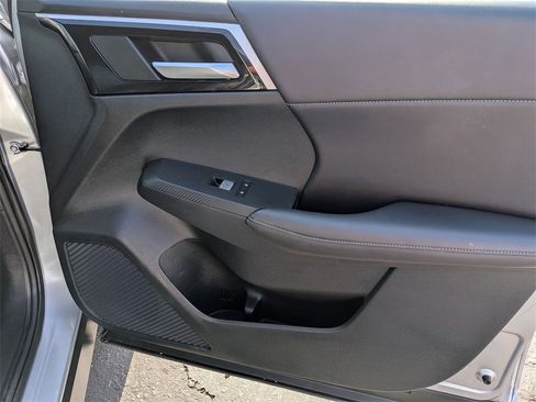 Used 2024 Mitsubishi Outlander SE image 32