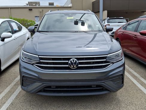 Used 2024 Volkswagen Tiguan SE FWD image 2