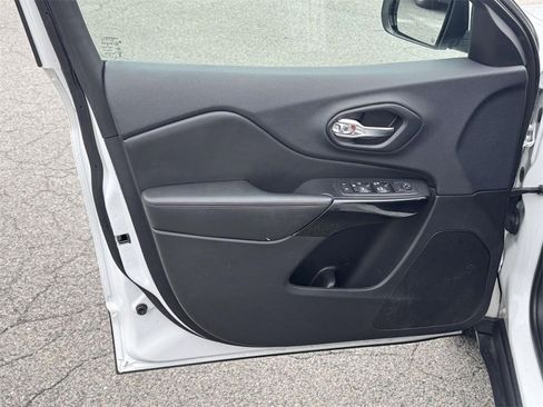 Used 2019 Jeep Cherokee Latitude Plus image 13