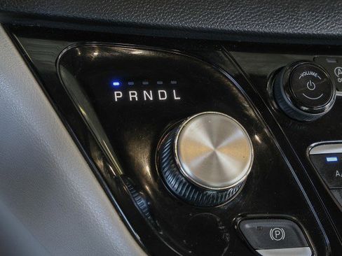 Used 2023 Chrysler Pacifica Touring-L FWD image 17