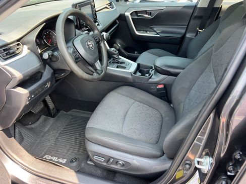 Used 2020 Toyota RAV4 XLE w/ Convenience Package FWD image 9