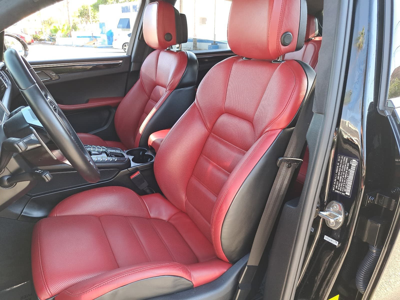 Used 2018 Porsche Macan Turbo AWD/4WD image 17
