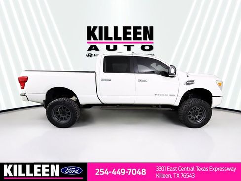 Used 2021 Nissan Titan SV w/ SV Convenience Package image 9