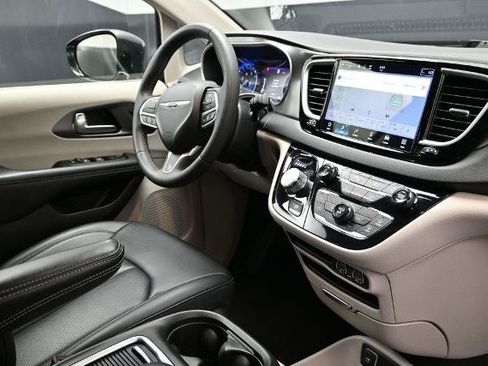 Used 2024 Chrysler Pacifica Touring-L FWD image 10