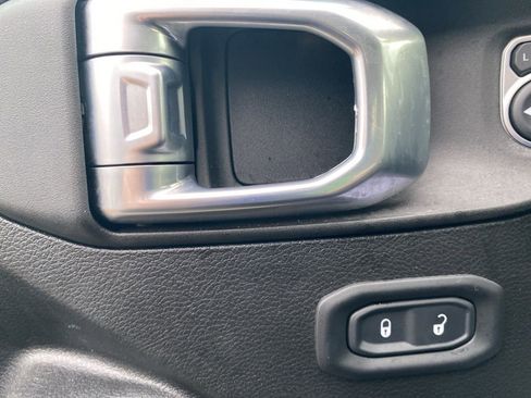 Certified 2022 Jeep Gladiator Sport image 17