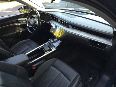 Used 2024 Audi Q8 e-tron Premium AWD/4WD image 23
