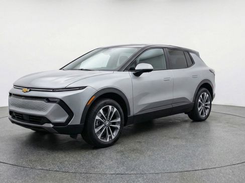 Used 2025 Chevrolet Equinox LT image 2