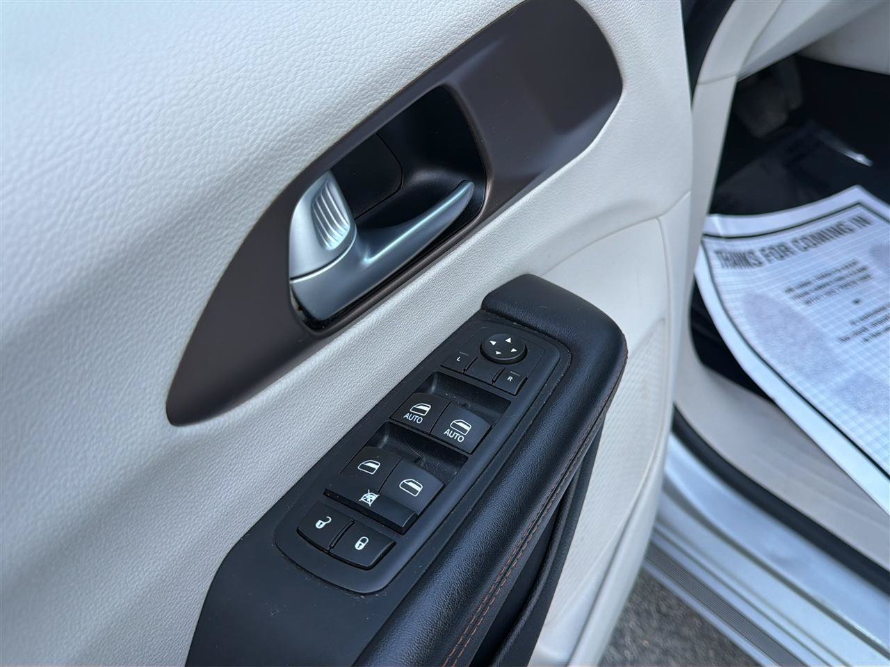 Used 2017 Chrysler Pacifica Touring FWD image 15