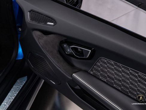 Used 2024 Lamborghini Huracan Sterrato image 41
