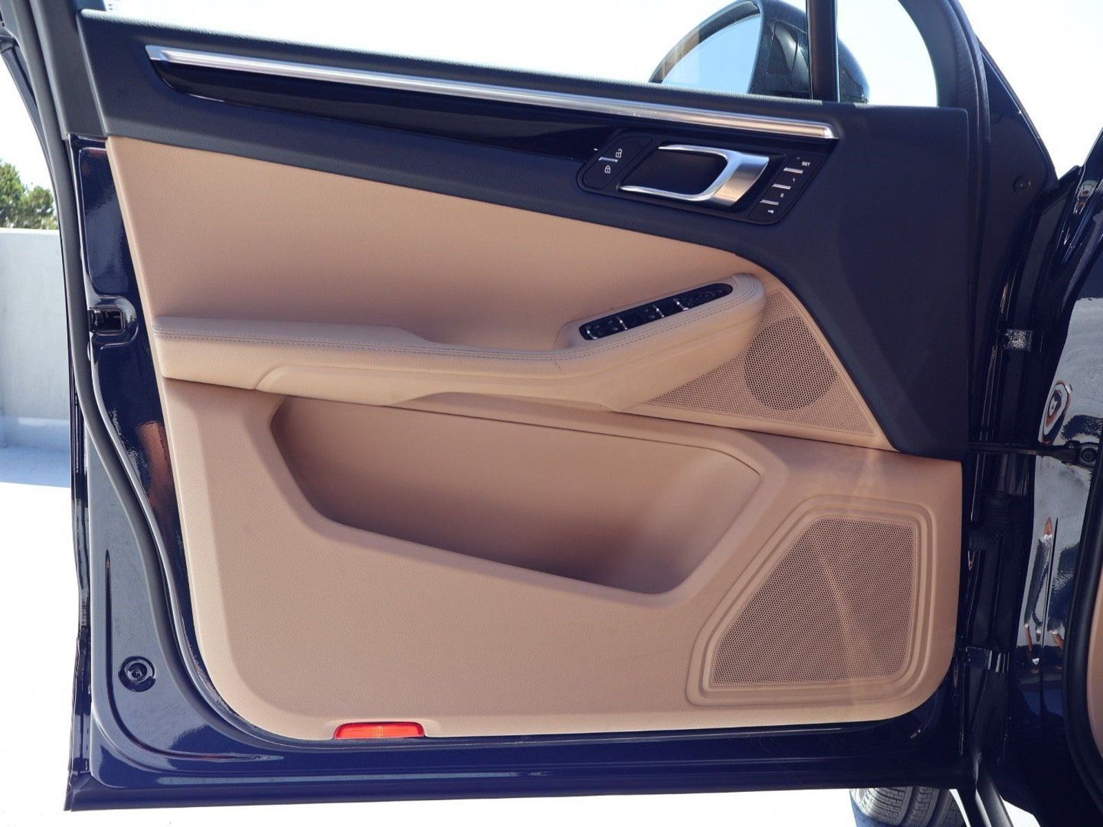 Certified 2023 Porsche Macan AWD/4WD image 12